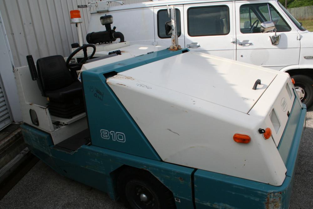 Tennant 810 Ride-On Sweeper