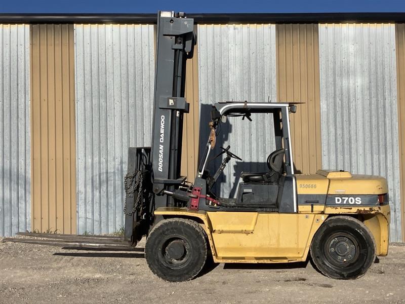 Doosan D70S 115HP 15,000LB Pneumatic Tire Diesel Forklift — 15’6” Max Lift Height, 2-Stage Mast